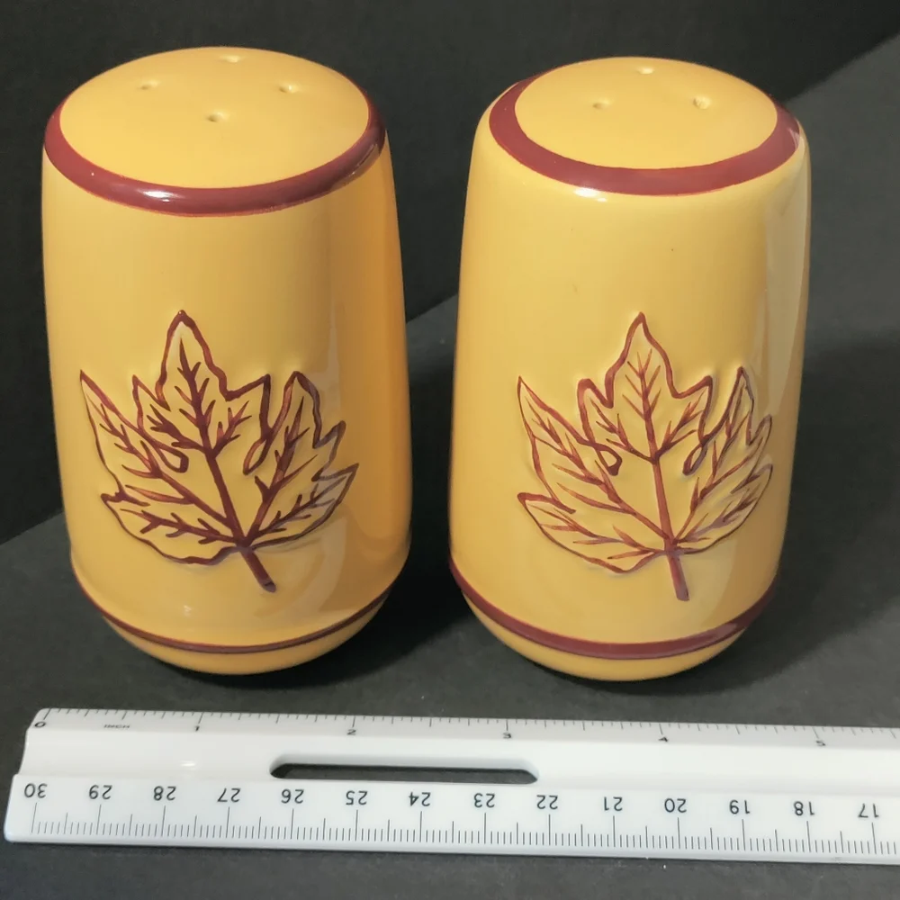MAPLE LEAF SALT & PEPPER SHAKERS⭐